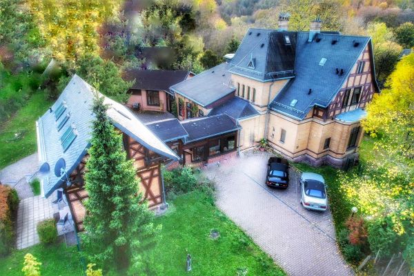 Kulturvilla_Schnepfenthal_-_aus_der_Luft_